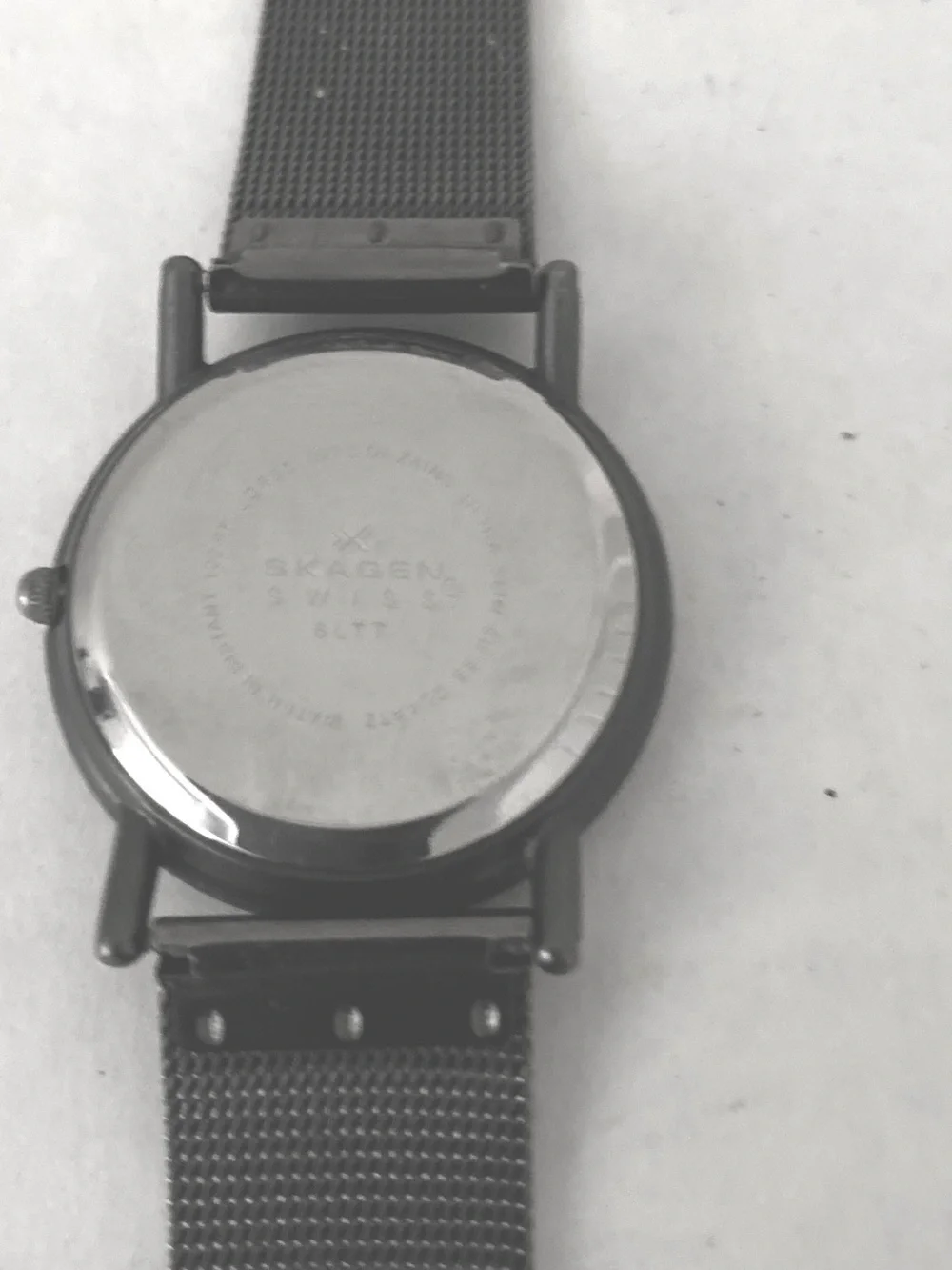 Skagen Unisex Minimalist Gunmetal Case/Mesh Band Watch. Calendar and a 2nd Hand.